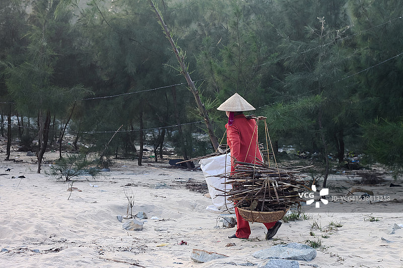 越南中部顺化市的超载运输图片素材