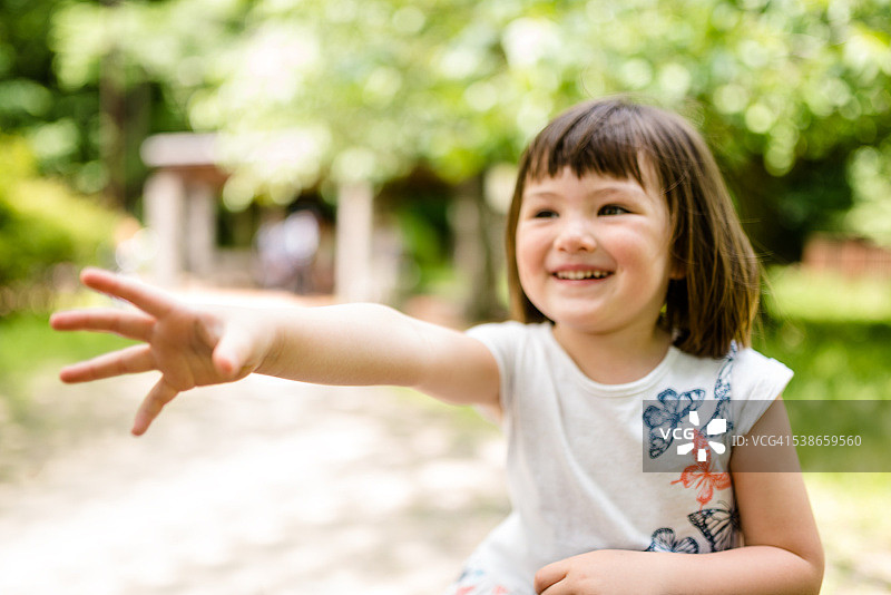 日裔混血小女孩幸福肖像图片素材