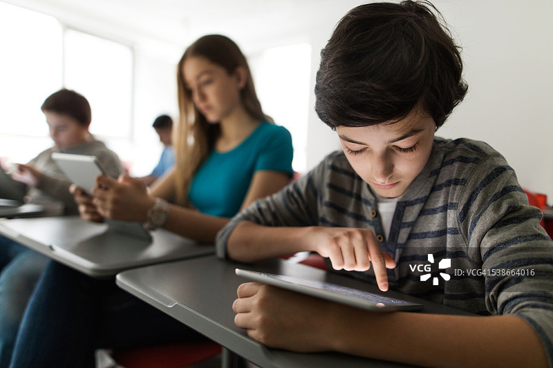 高中生在课堂上使用掌上电脑图片素材