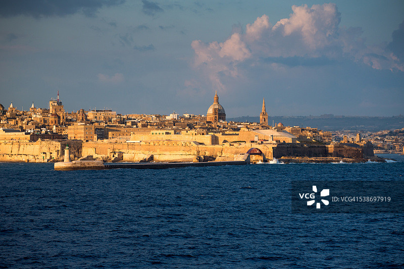 从海上看圣埃尔莫堡和城市图片素材