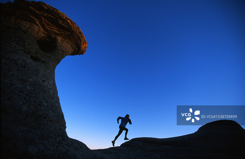 在小路上奔跑的女孩图片素材