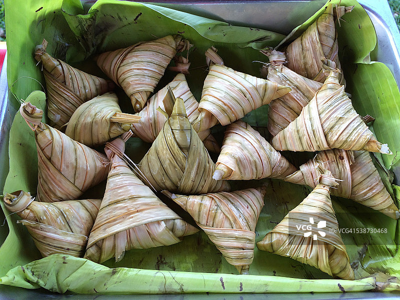 庆祝开斋节的传统马来西亚美食：棕榈叶饭团图片素材