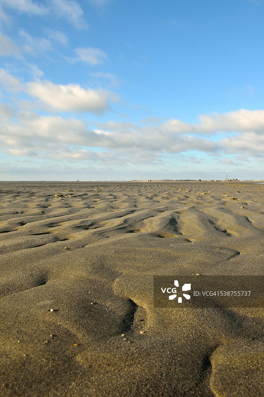 绵延至地平线的波纹沙滩图片素材