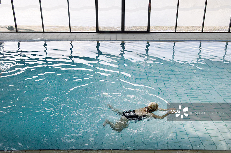 退休后游泳图片素材