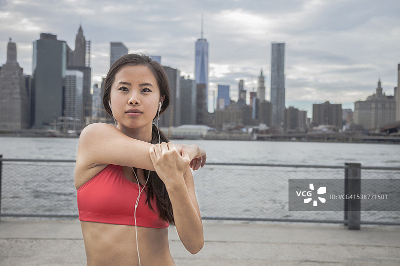 在城市中健身和锻炼图片素材