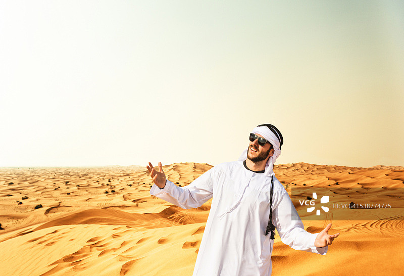在沙漠中做手势的阿拉伯酋长图片素材