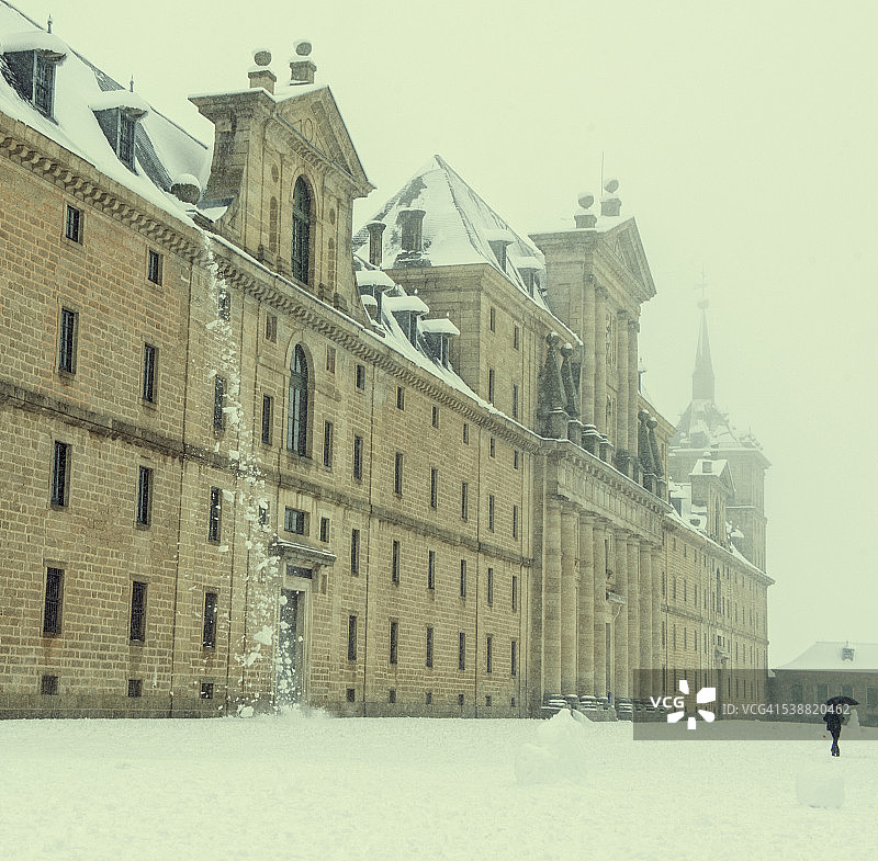 埃斯科里亚尔修道院屋顶上的降雪图片素材