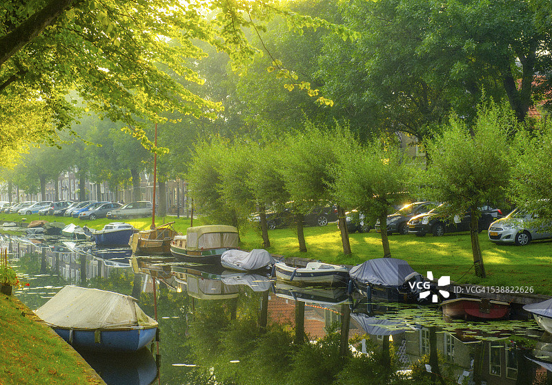 日落时分埃丹的运河，船只倒映在水中图片素材