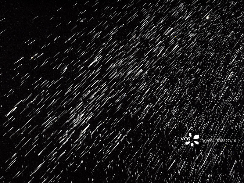 黑色背景上的漂浮水滴图片素材