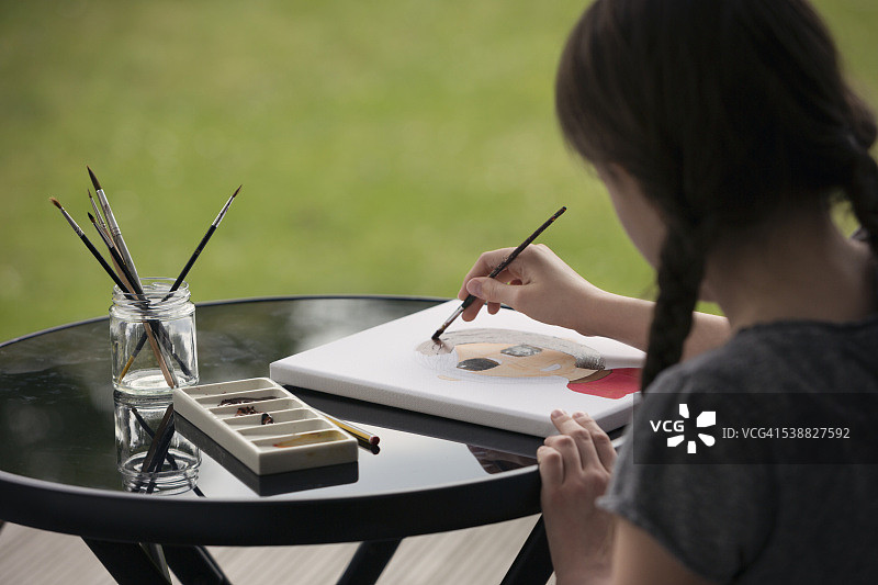 正在画肖像的女孩（12-13岁）图片素材