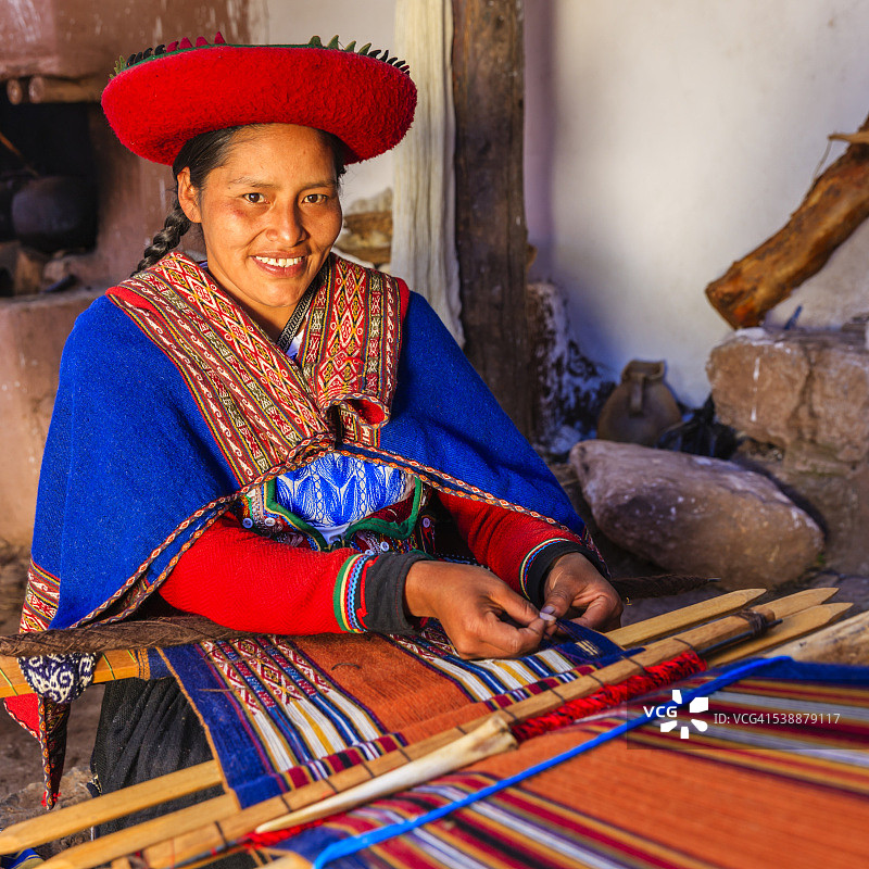 秘鲁妇女在钦切罗的神圣山谷编织图片素材