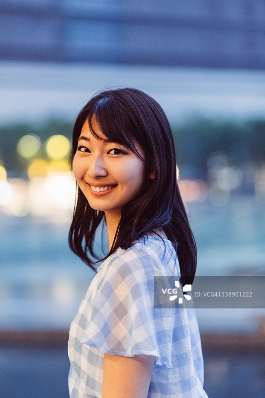 微笑的日本女人看着镜头图片素材