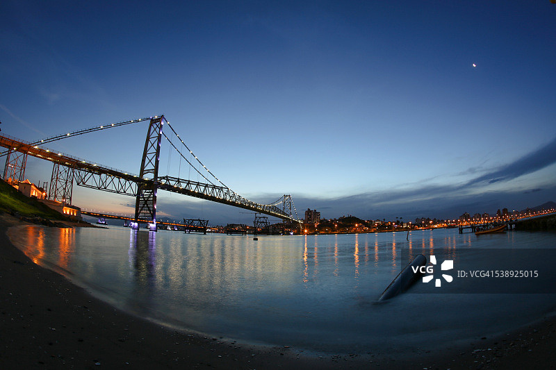 夜幕下的埃尔西利奥·卢斯大桥图片素材