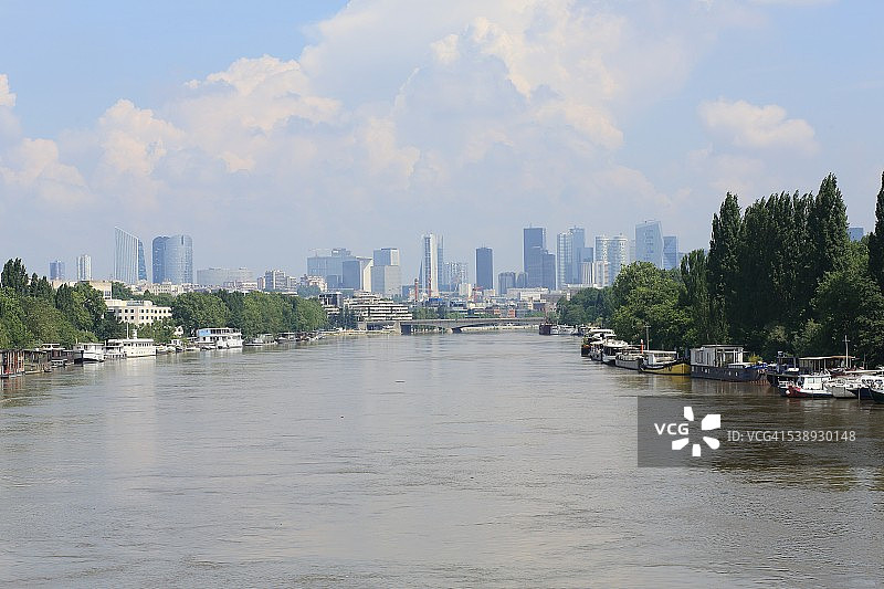 拉德芳斯金融商务区与塞纳河图片素材