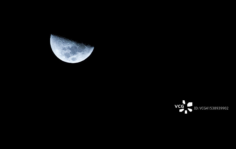 夜空中半月，留白图片素材