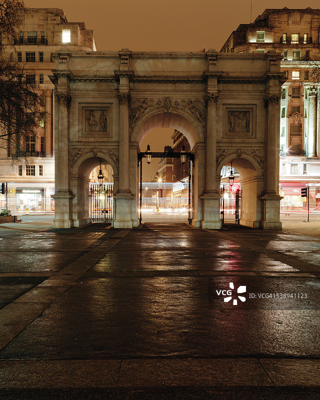 夜晚的大理石拱门图片素材