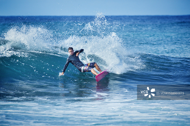 夏威夷考艾岛的冲浪者图片素材