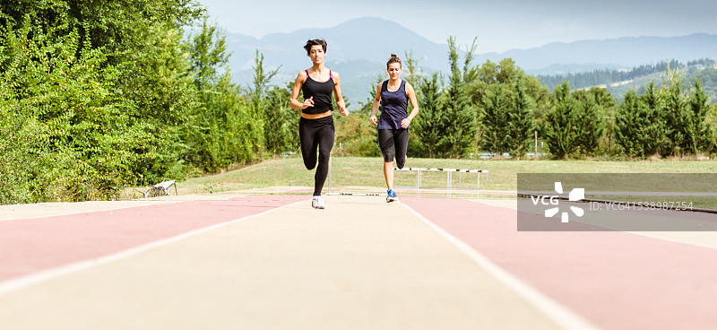 赛跑中的跑步女人图片素材
