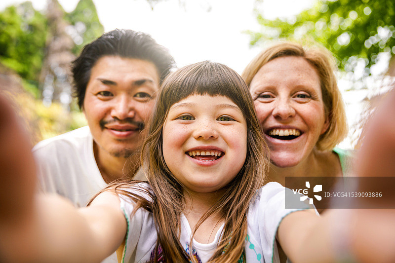 在京都的幸福家庭自拍图片素材