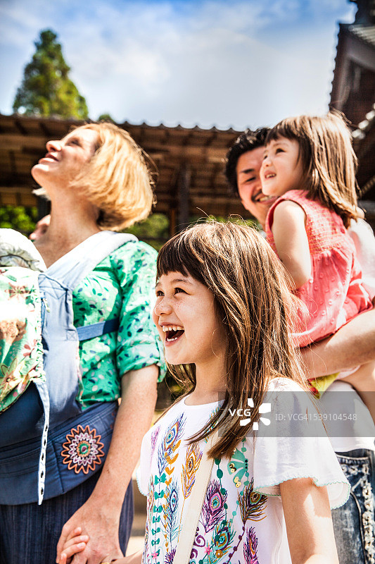 幸福家庭在京都度周末图片素材