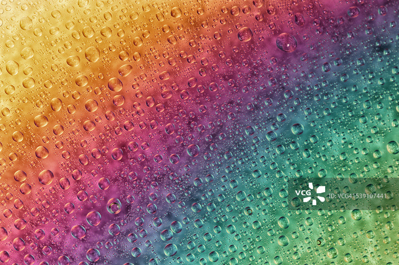 彩虹上的水滴图片素材