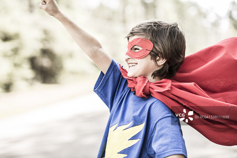 户外扮演超级英雄的小男孩，角色扮演，装扮图片素材