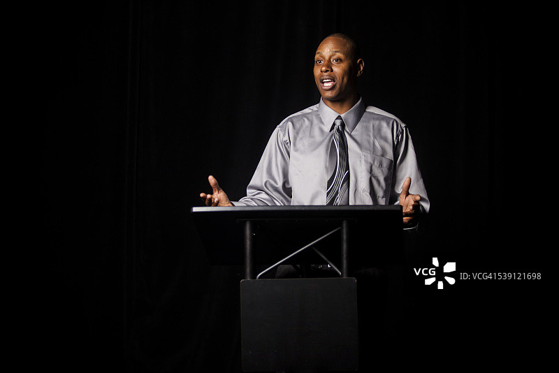 非裔美国男人在讲台上发表演讲图片素材