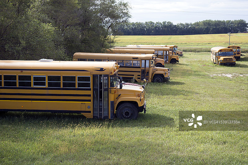 美国北达科他州拉格比的废弃巴士图片素材