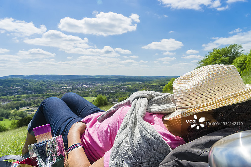 年轻女人在乡间休息图片素材