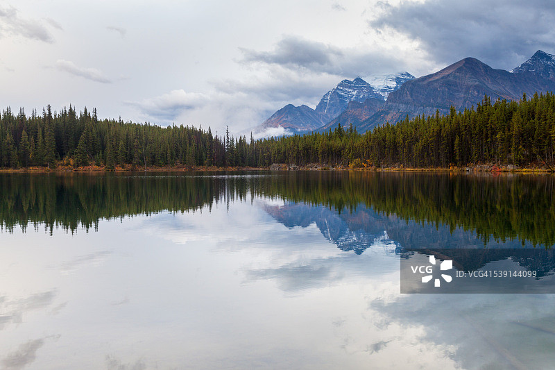 班夫国家公园赫克托湖的倒影图片素材