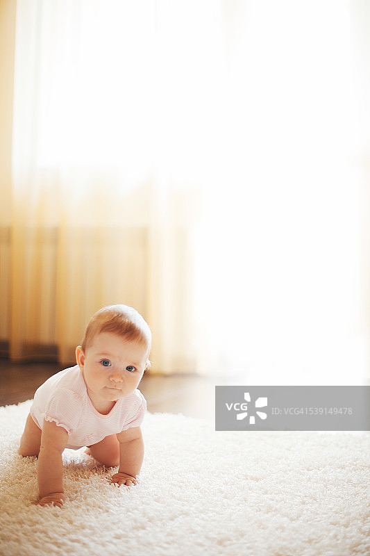 宝宝在房间里玩耍图片素材