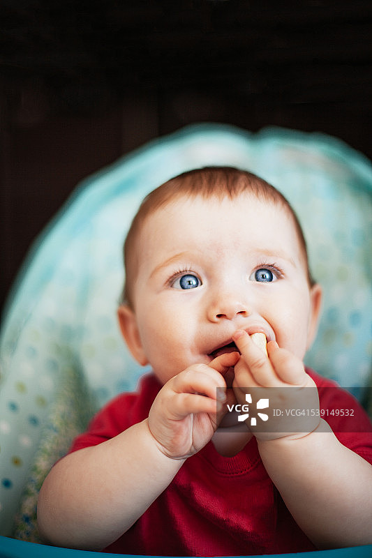 宝宝看着镜头图片素材