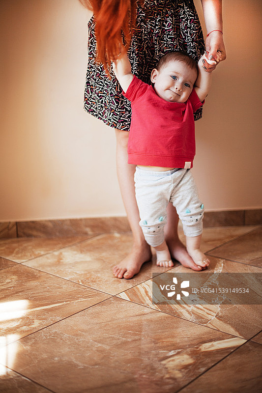 母亲帮助女孩图片素材