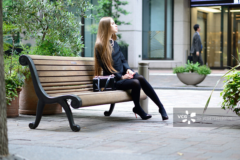 坐在长凳上图片素材