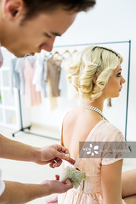 男裁缝和他的顾客图片素材