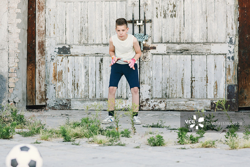 男孩和朋友踢足球图片素材