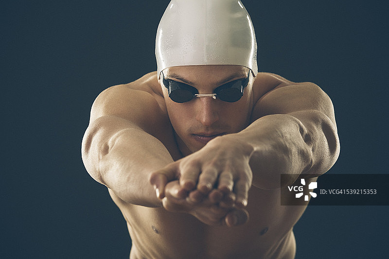 准备跳跃的专业男游泳运动员图片素材