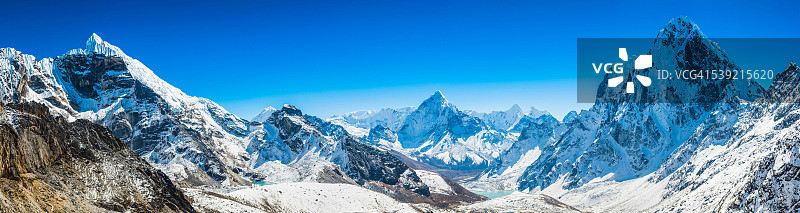 昆布山脉洛布切峰、阿玛达布拉姆峰、卓拉策峰全景，尼泊尔喜马拉雅山脉图片素材