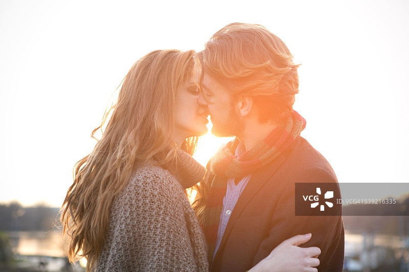 日落时分户外的的情侣图片素材