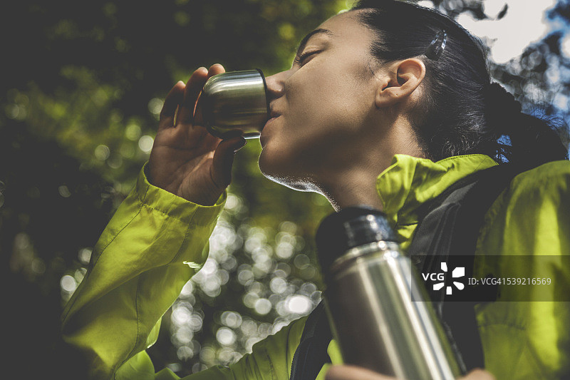 年轻女子徒步图片素材