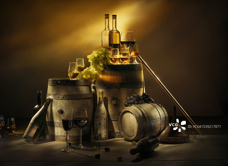 古老的地窖，藏有葡萄酒、白兰地、威士忌和苹果酒图片素材