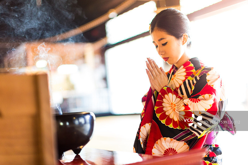 在日本京都百万遍知恩寺祈祷的年轻日本女子图片素材