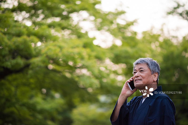 身着传统服饰的年长的日本男人图片素材