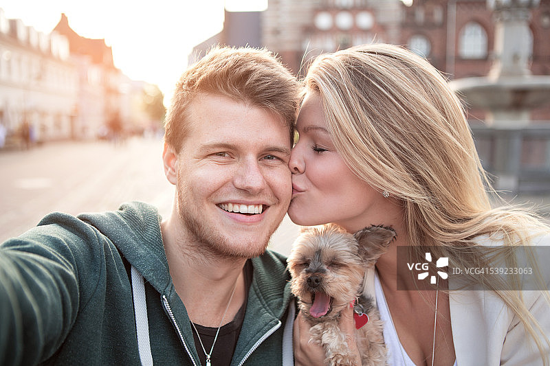 年轻情侣和他们的狗在咖啡馆图片素材