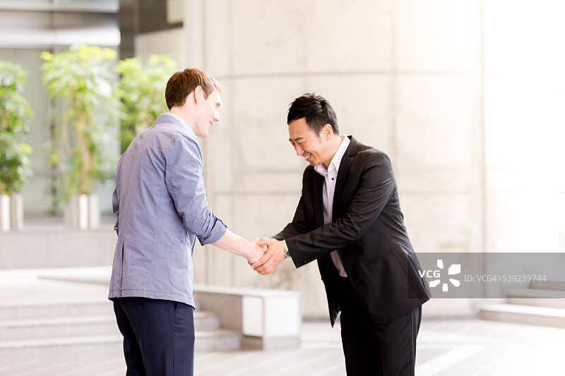 办公室行政人员握手和鞠躬图片素材