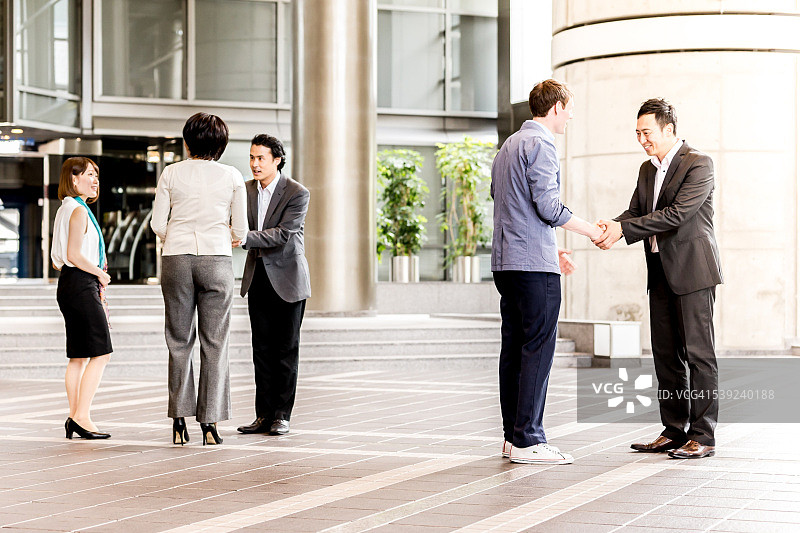 活动结束后会面的办公室高管团队图片素材