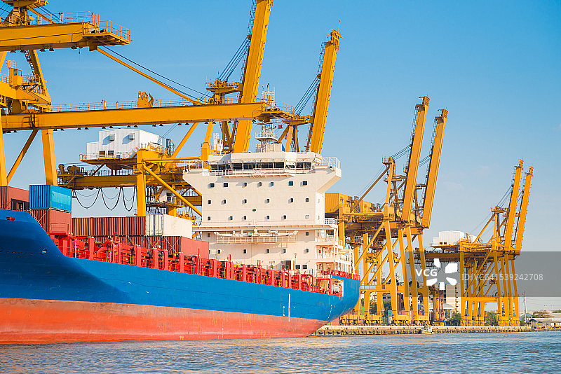 亚洲港口的集装箱船和货物物流图片素材