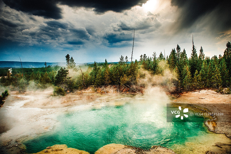 黄石国家公园下间歇泉盆地图片素材