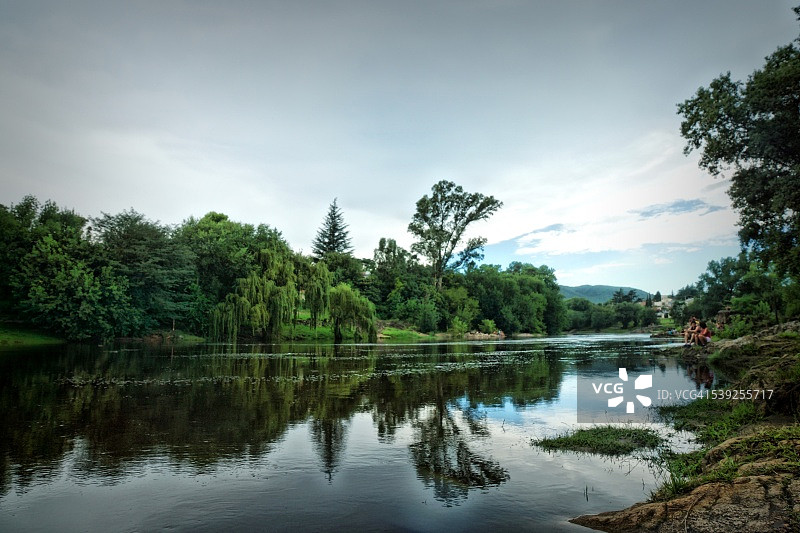 阴天下午的河流和树木概览图片素材