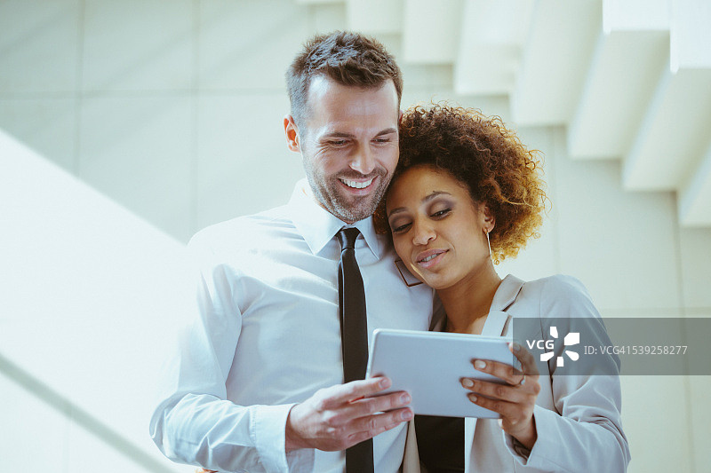 优雅情侣使用平板电脑图片素材